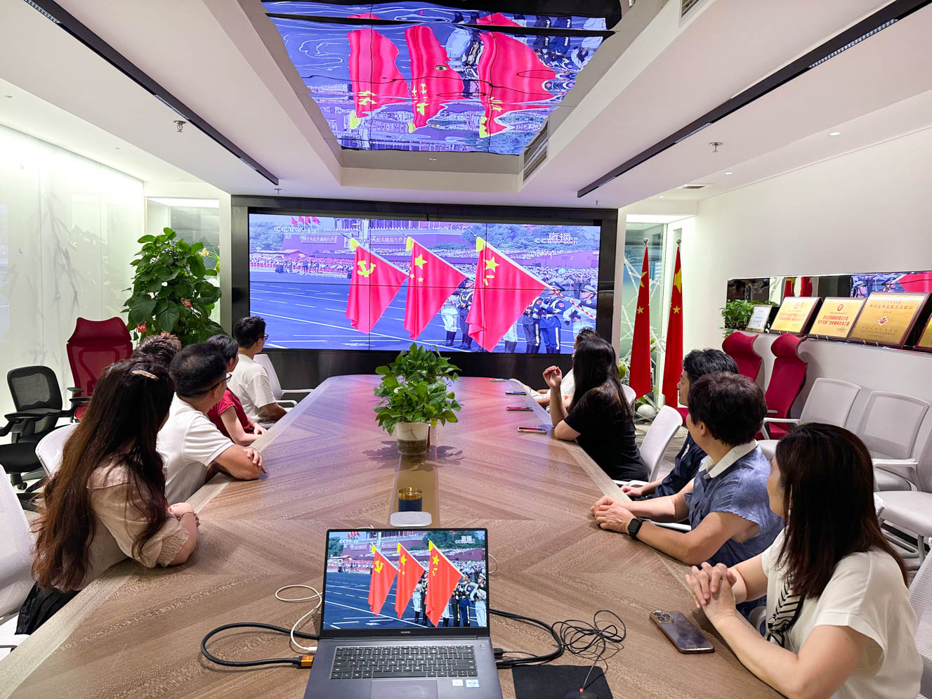 爱游戏ayx官方登录入口_爱游戏（中国）,装饰党支部组织党员观看九三阅兵仪式